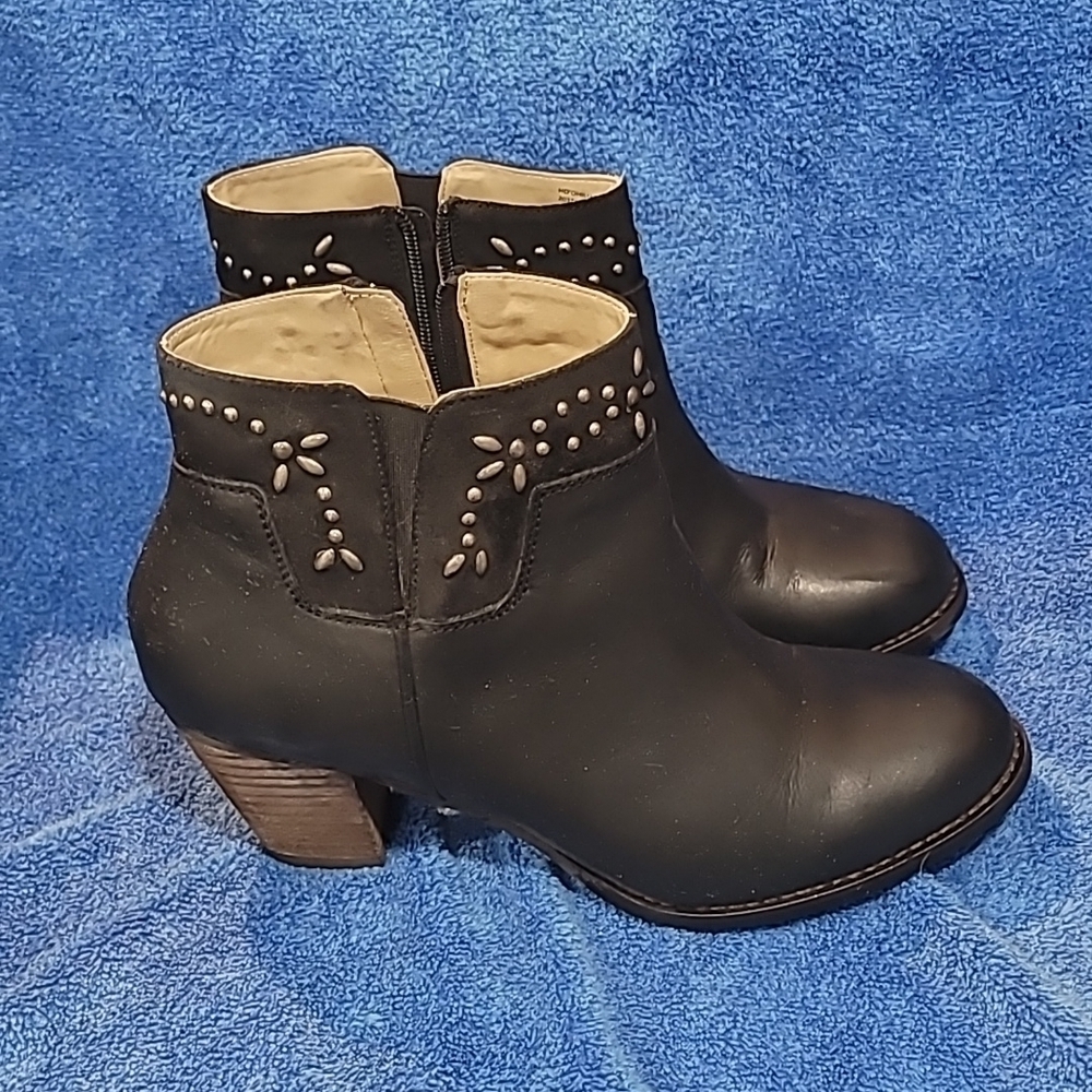 OluKai Ho'Ohilu Woman's Boot. SIZE 10. 3 Inch heels. Box included - Picture 4 of 9